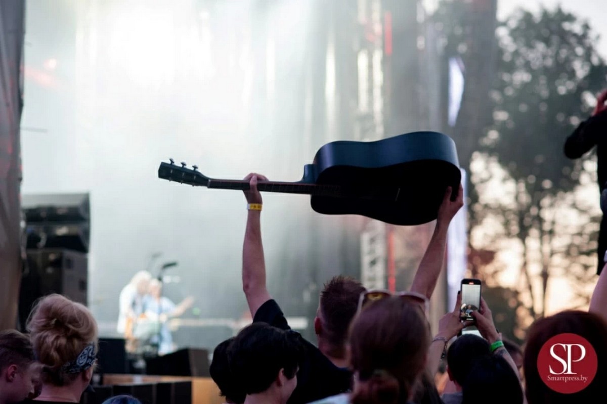 2-Парень с гитарой на Солнцестоянии-2024.jpg