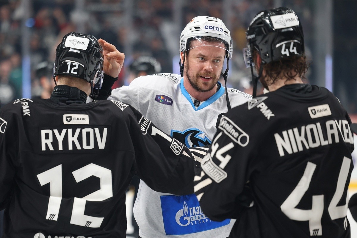 4-Капитан Андрей Стась поздравляет игроков Трактора с выходом в следующий раунд.jpg