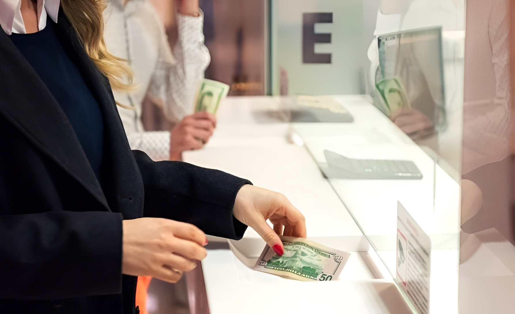 Доллары в обменнике