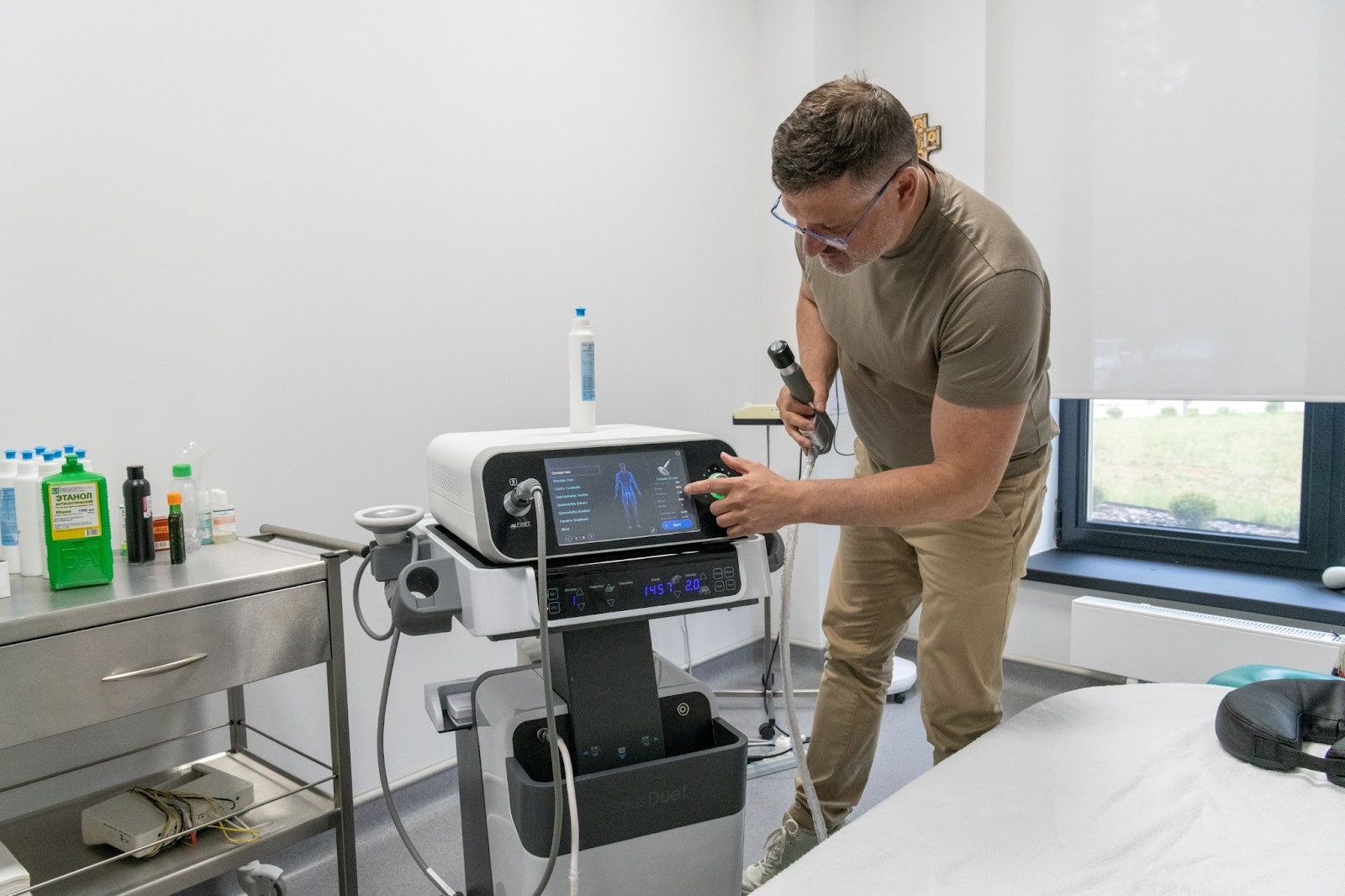 10-Аппарат ударно-волновой терапии.jpg