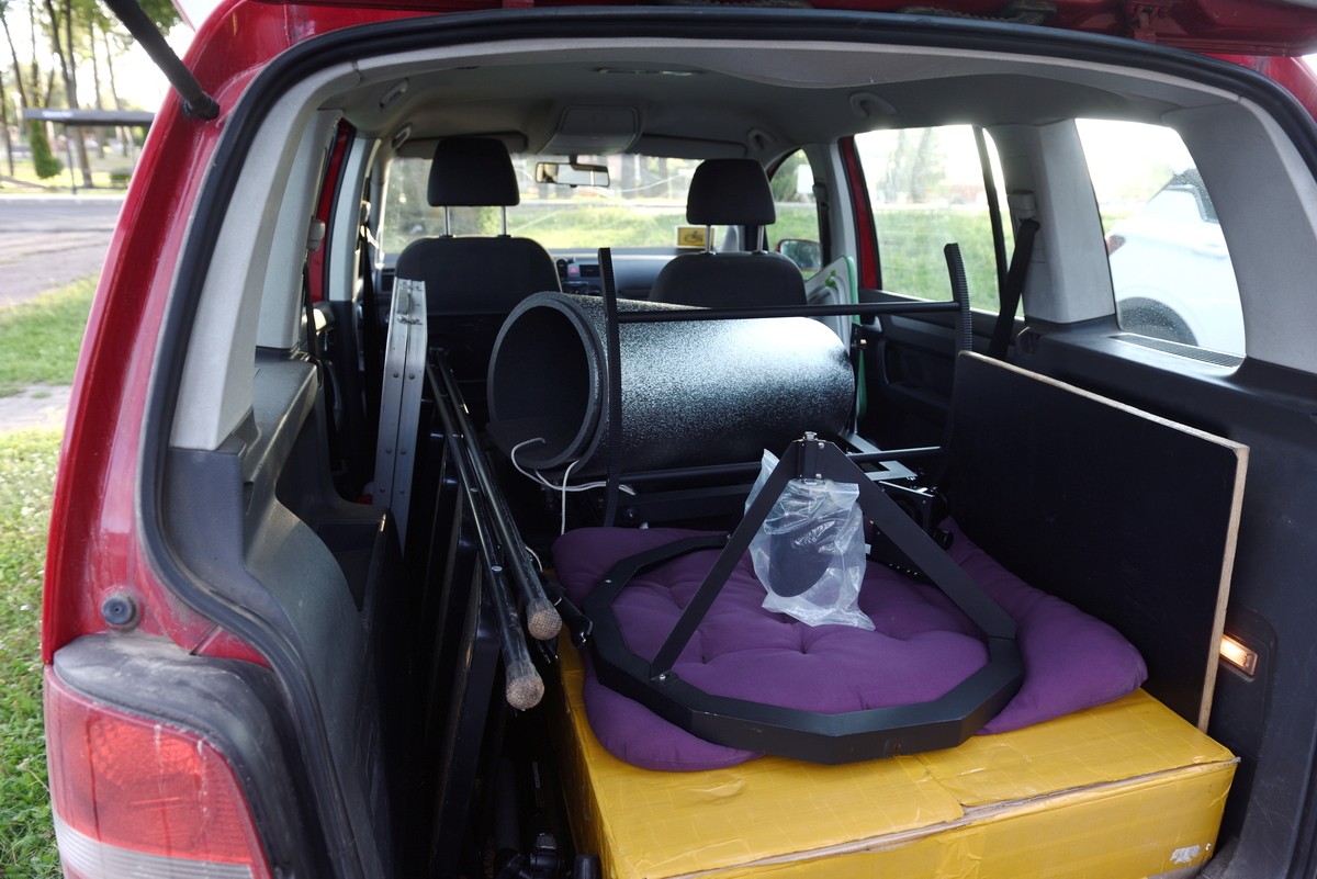 10-В багажник Виктор укладывает огромный телескоп.jpg