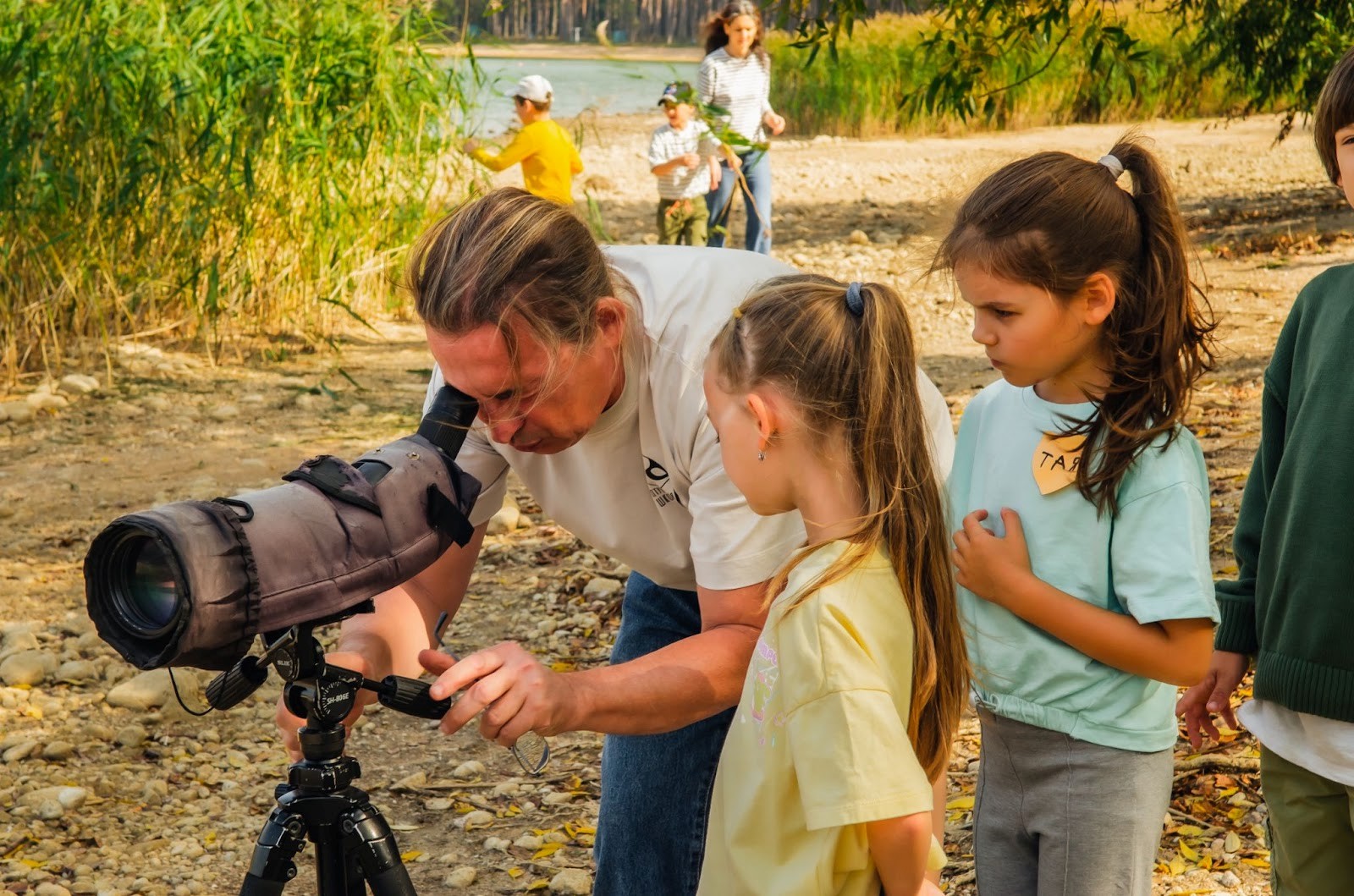 5-Оринитолог Павел Пинчук во время одного из занятий Крылатой школы.jpg