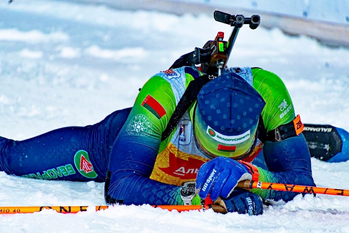 2-Биатлонист Антон Смольский на снегу.jpg