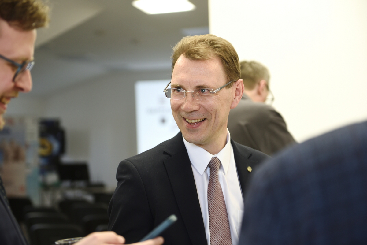 Видимо, советника БСБ Банка Владимира Ткачика очень заинтересовала тема женского бизнеса 