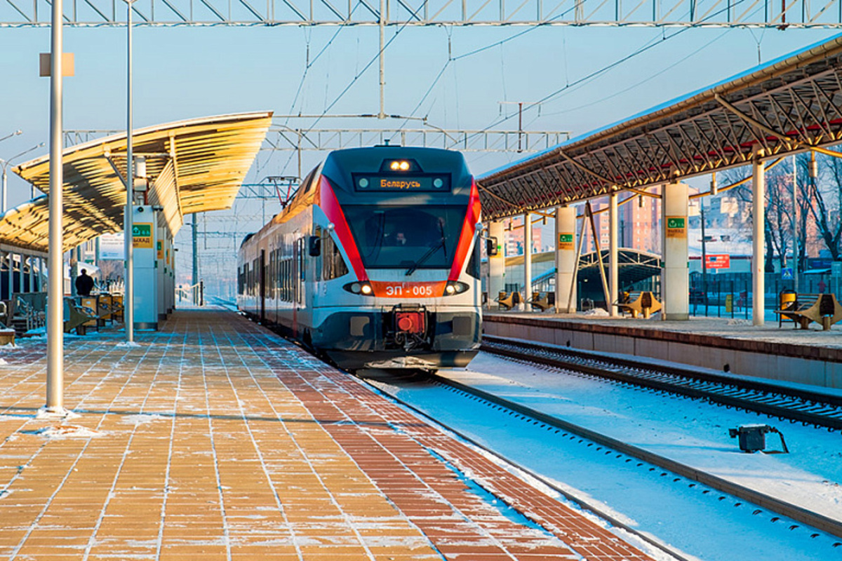 поезд БЖД на станции
