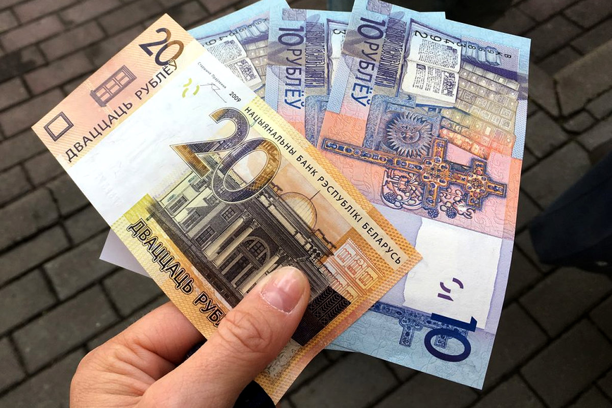 Белорусские рубли в руках Белорусские рубли в руках