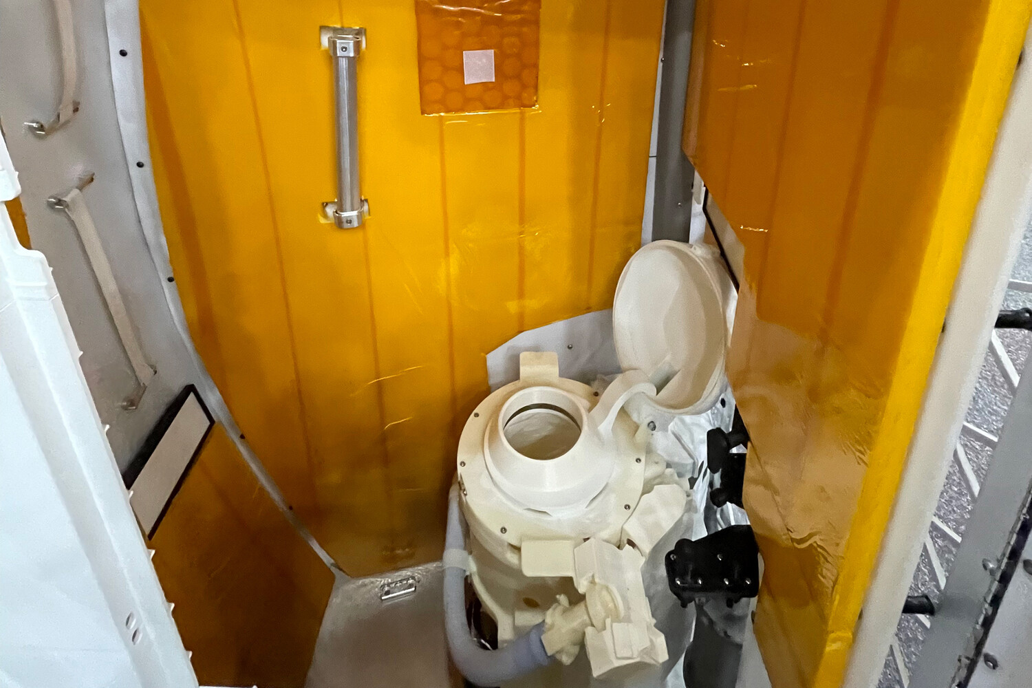Туалет на космическом корабле Orion