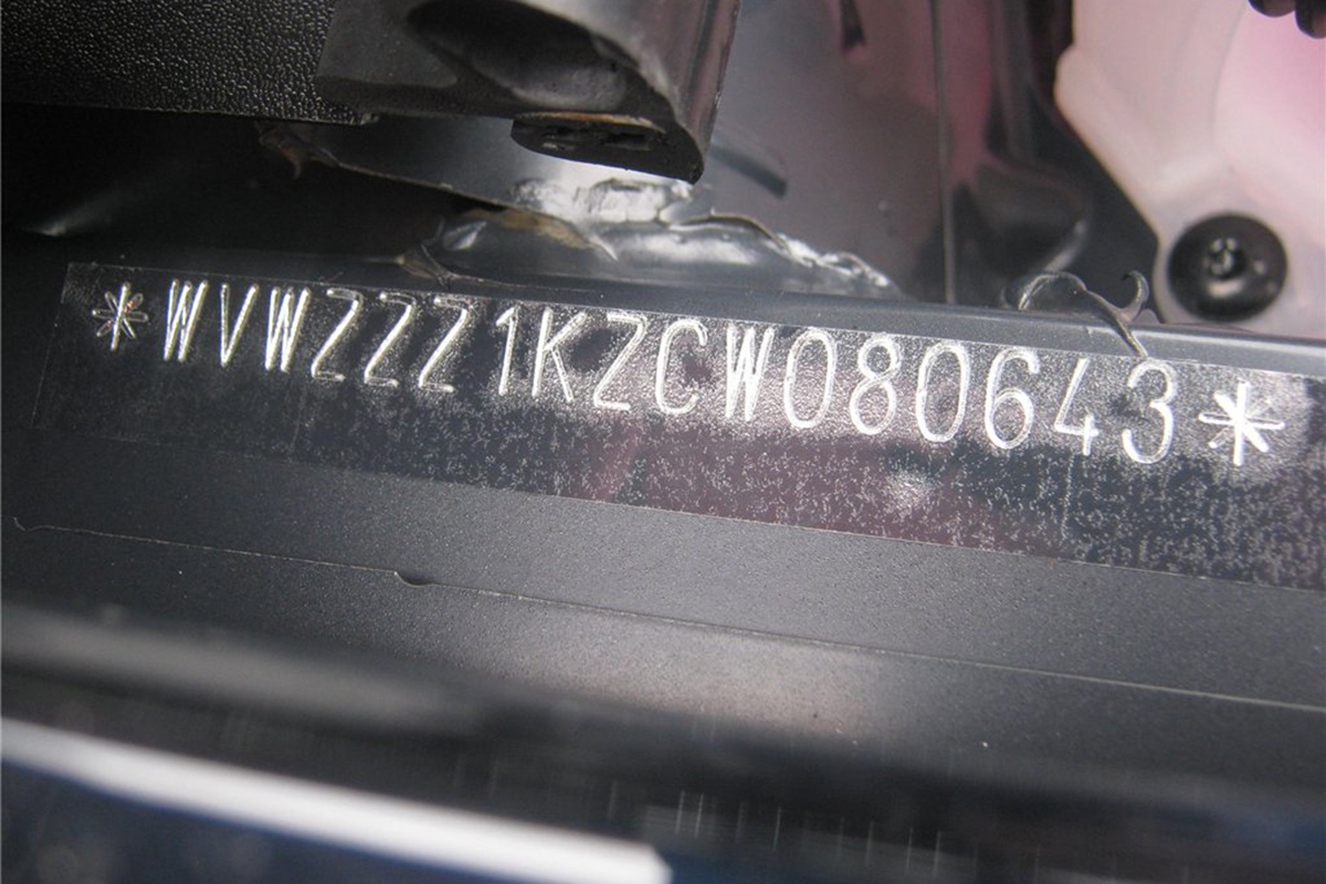 VIN-код на кузовных элементах автомобиля выполняется при помощи лазерной гравировки