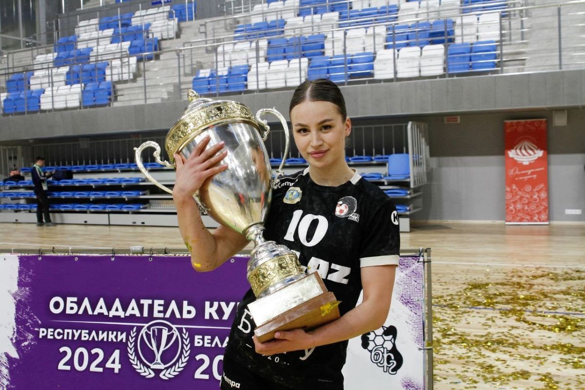 Михалина Кучеренко с Кубком Беларуси.jpg