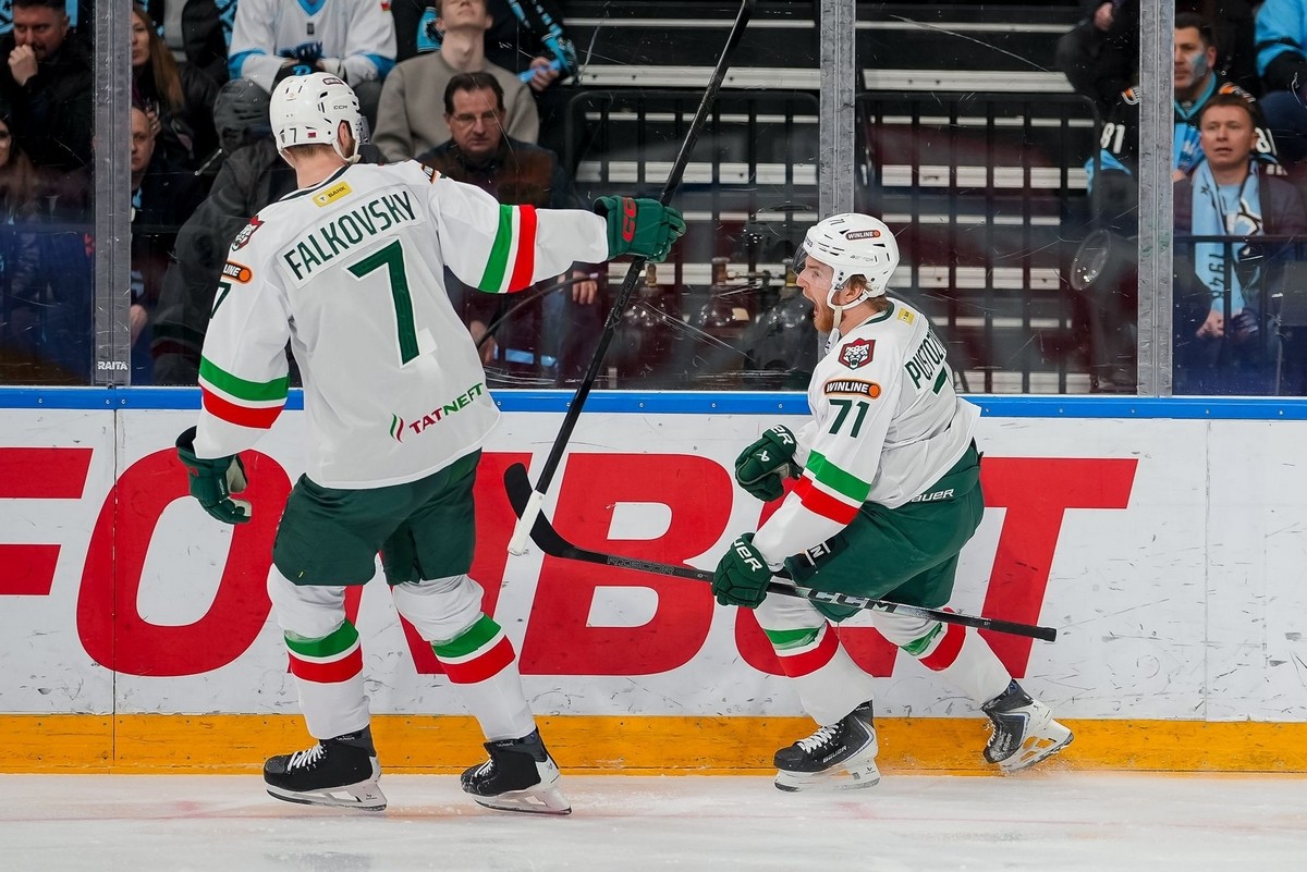 2-Алексей Пустозеров празднует заброшенную шайбу в ворота Динамо.jpg