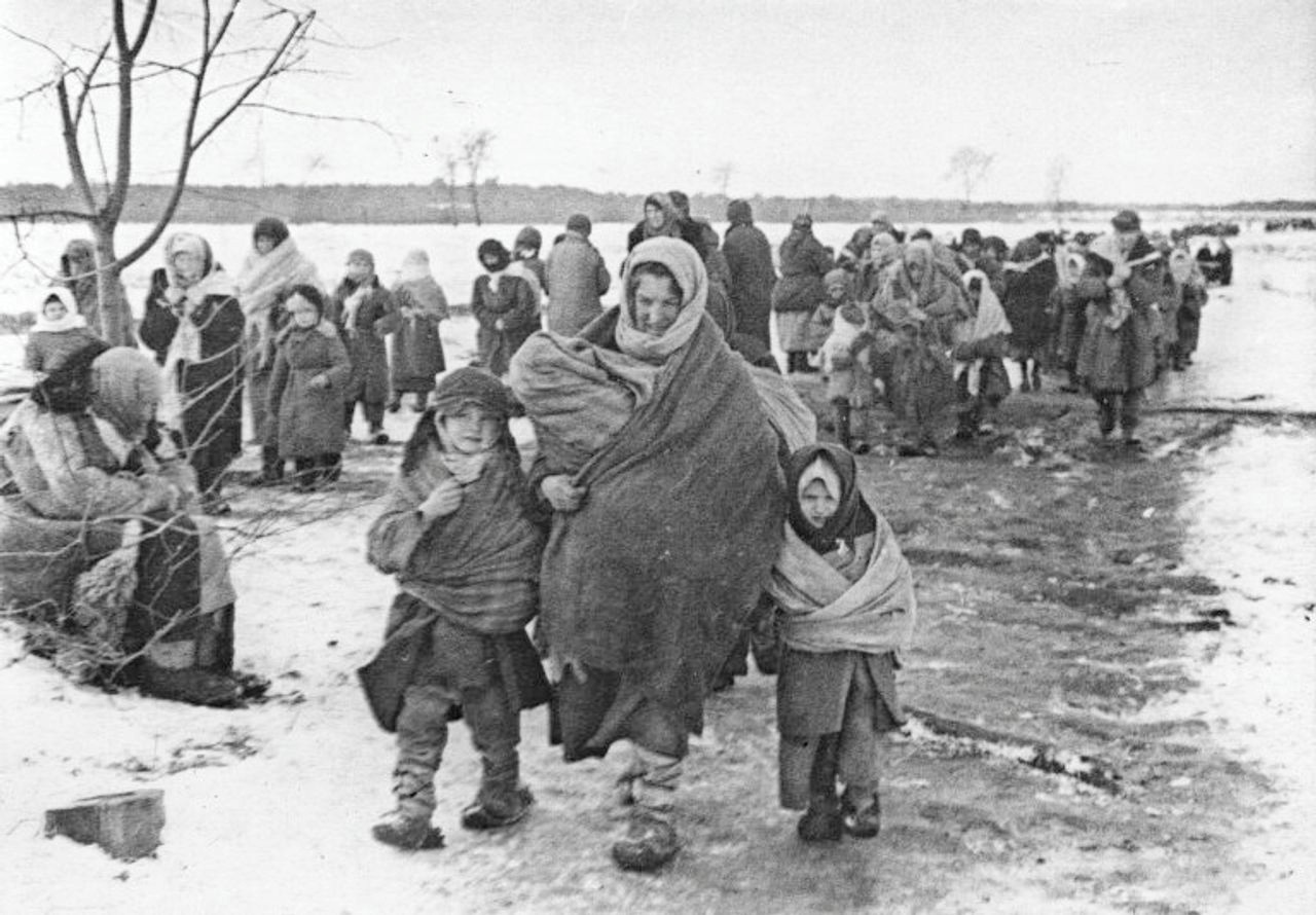 Освобожденные узники концлагеря Озаричи.jpg