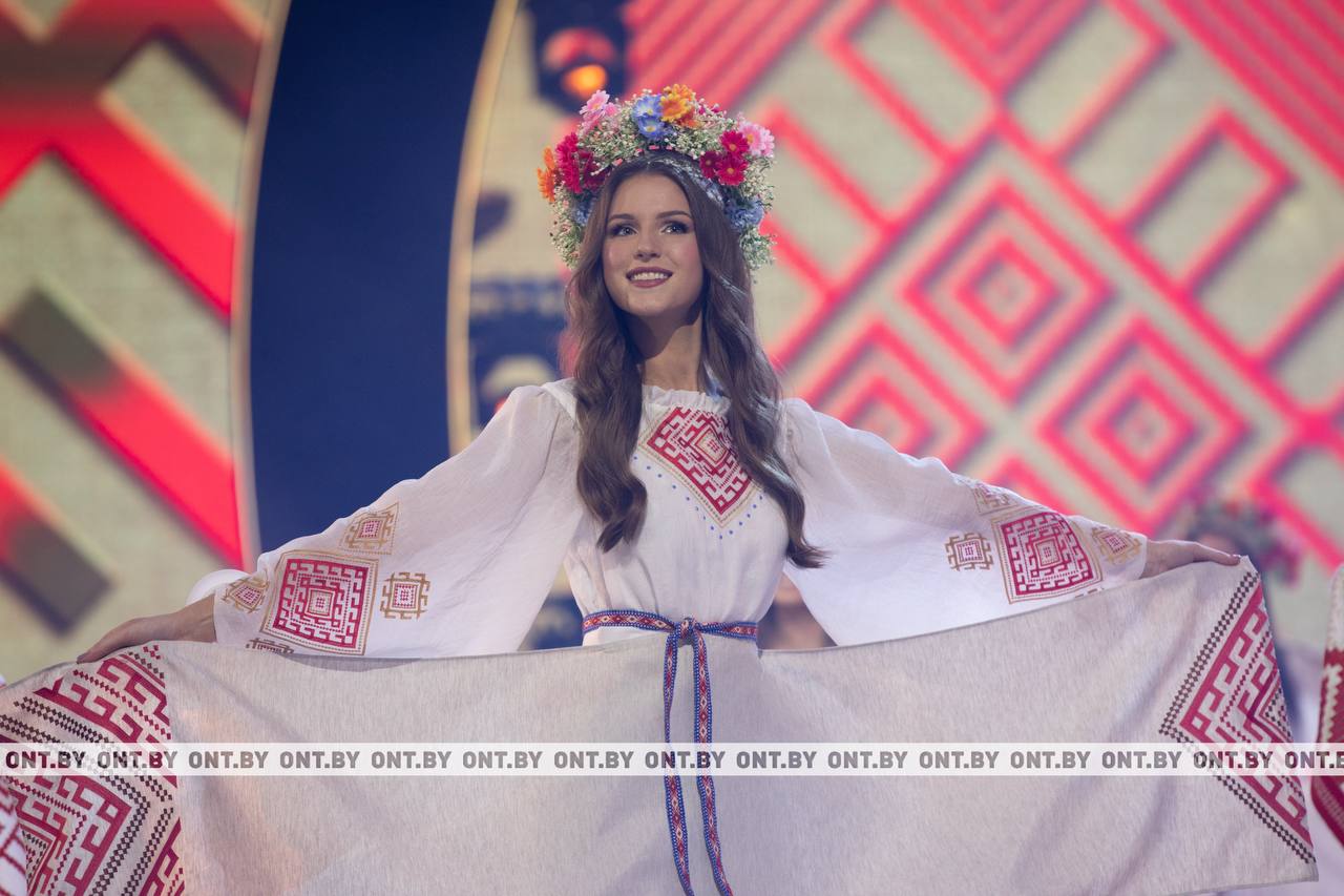 в национальных костюмах1.jpg