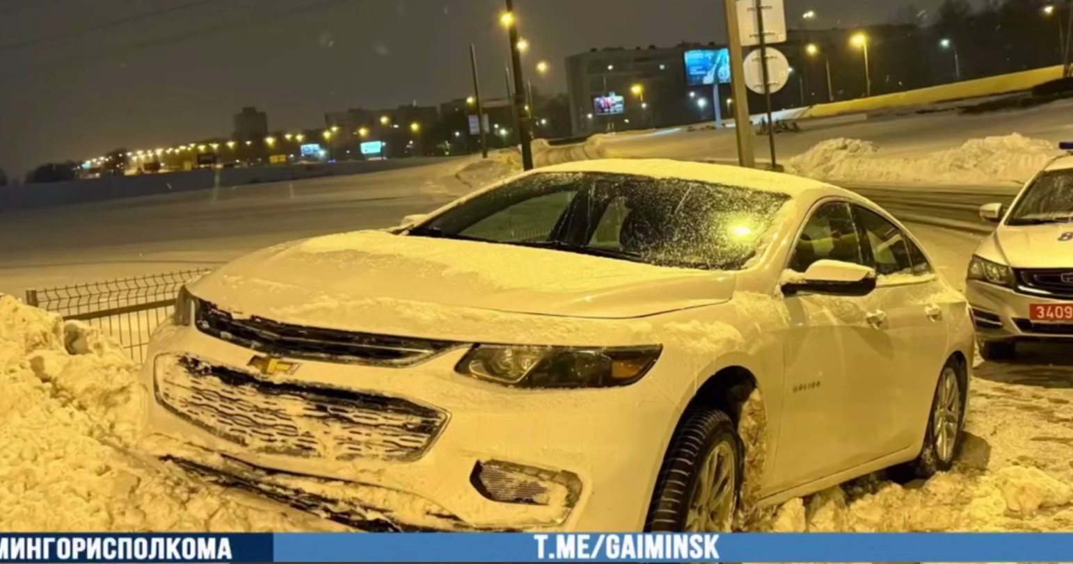 машина минчанки застряла в сугробе