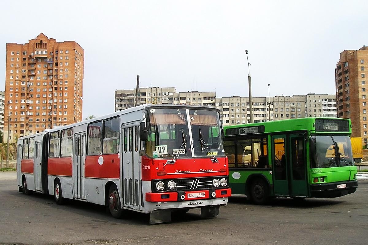 5-Икарус рядом с МАЗом на ДС Корженевского в Минске.jpg