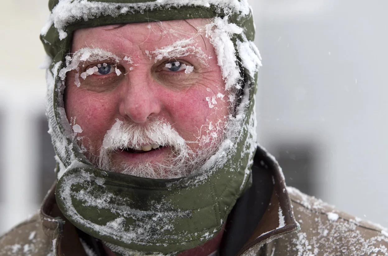 мужчина при крепких заморозках