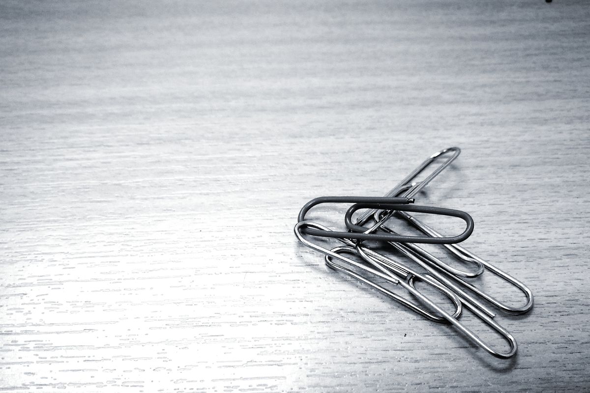 0_Close-Up-Of-Paper-Clips-On-Table.jpg