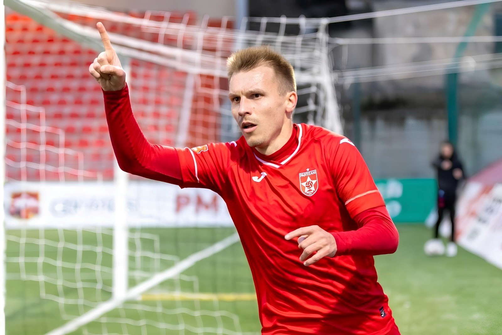 1-Дмитрий Подстрелов в форме Партизани.jpg