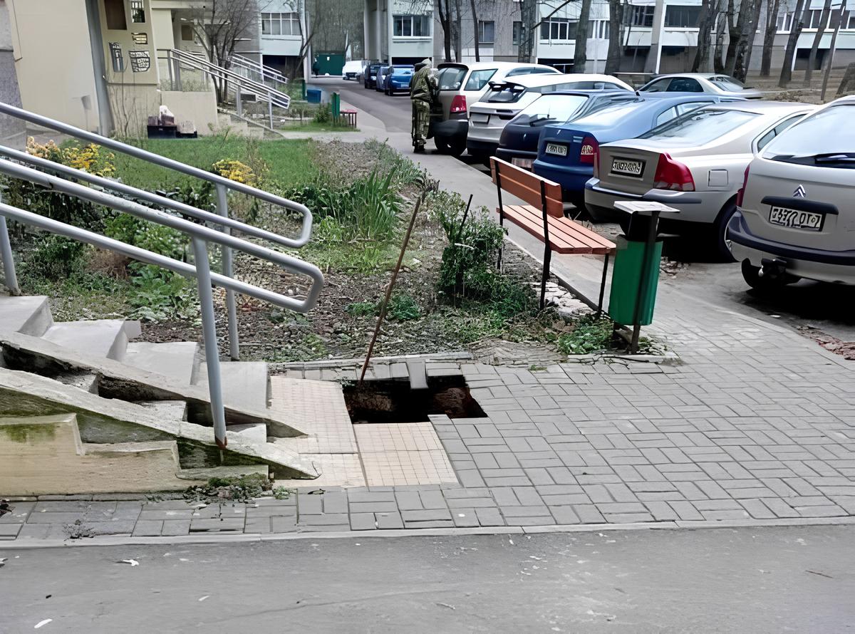 яма у подъезда яма у подъезда.jpg