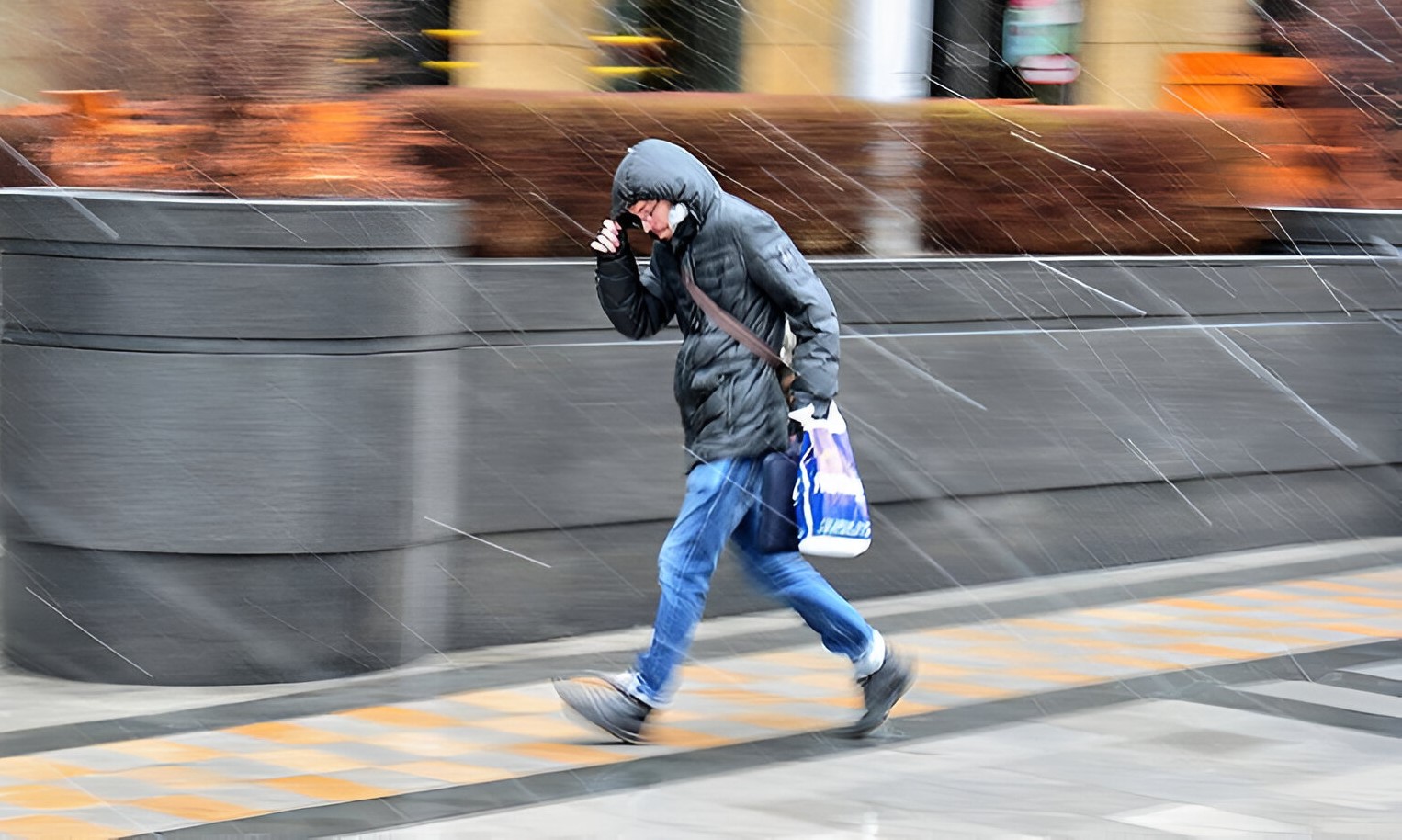 Человек под мокрым снегом Человек под мокрым снегом