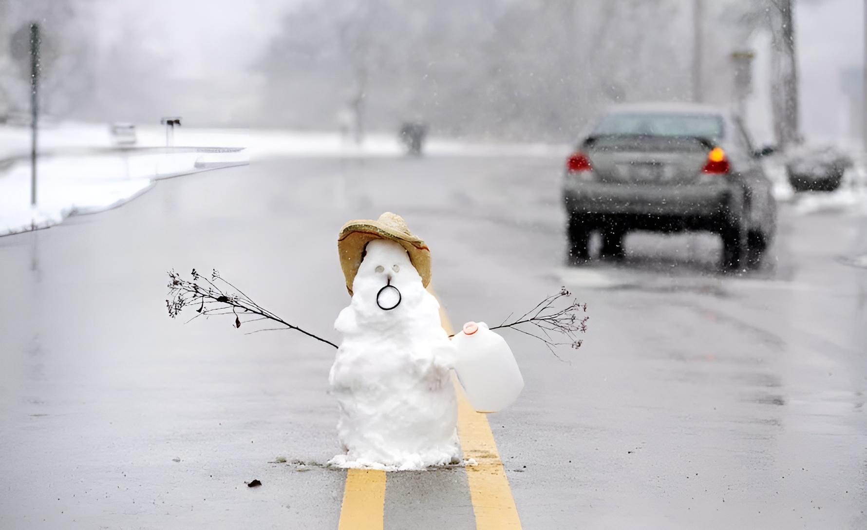 Снеговик на дороге