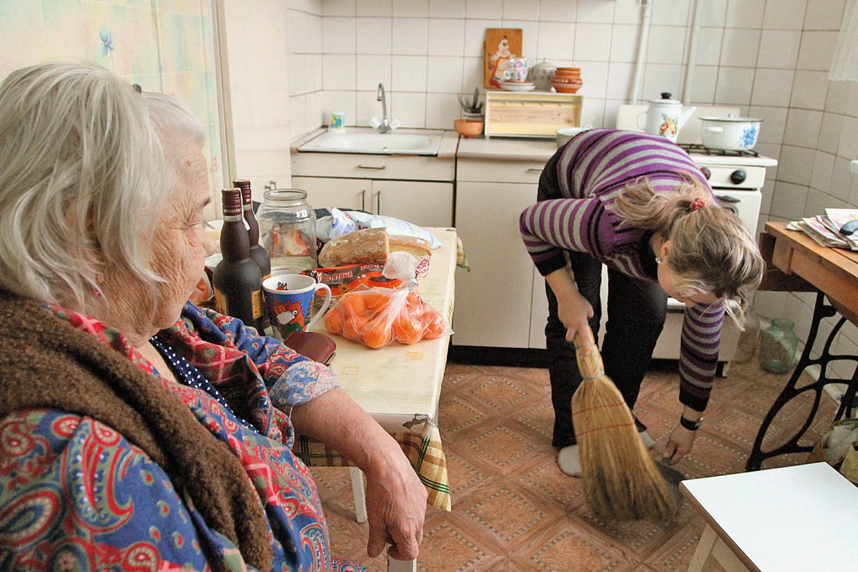 в гостях у пожилой женщины в гостях у пожилой женщины