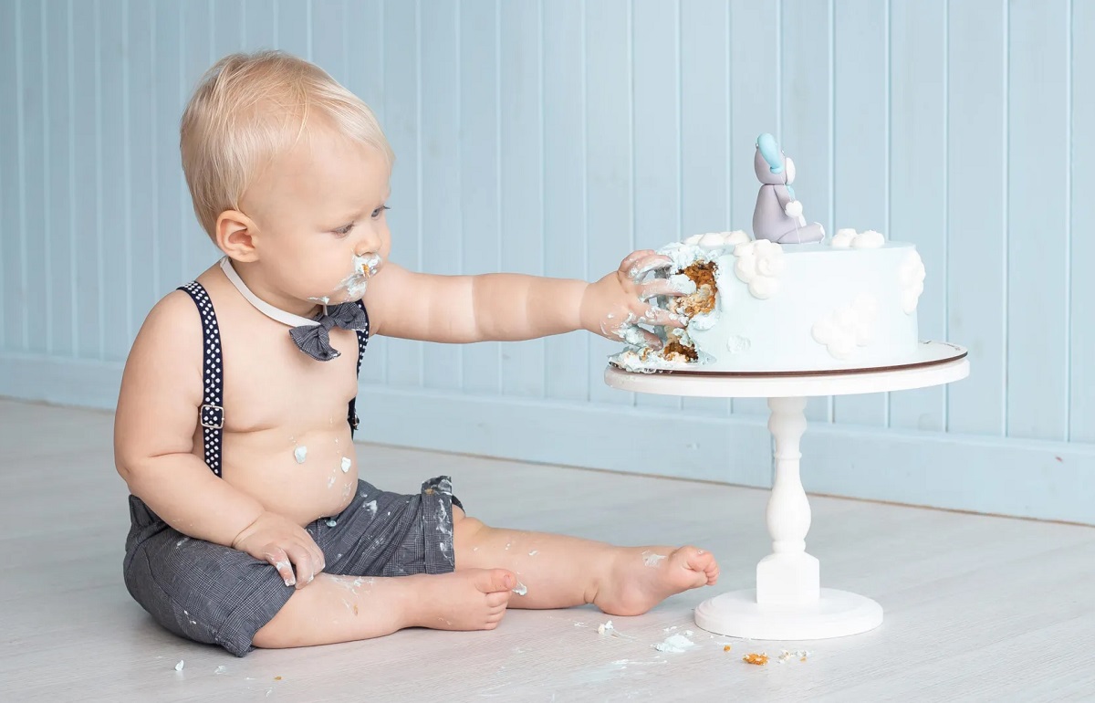 малыш и торт малыш и торт