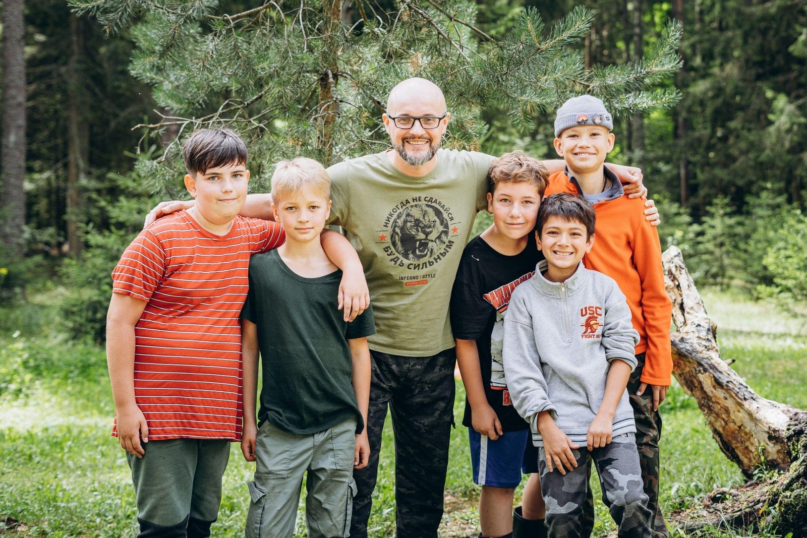 4-Дмитрий Шуканов с воспитанниками.jpg