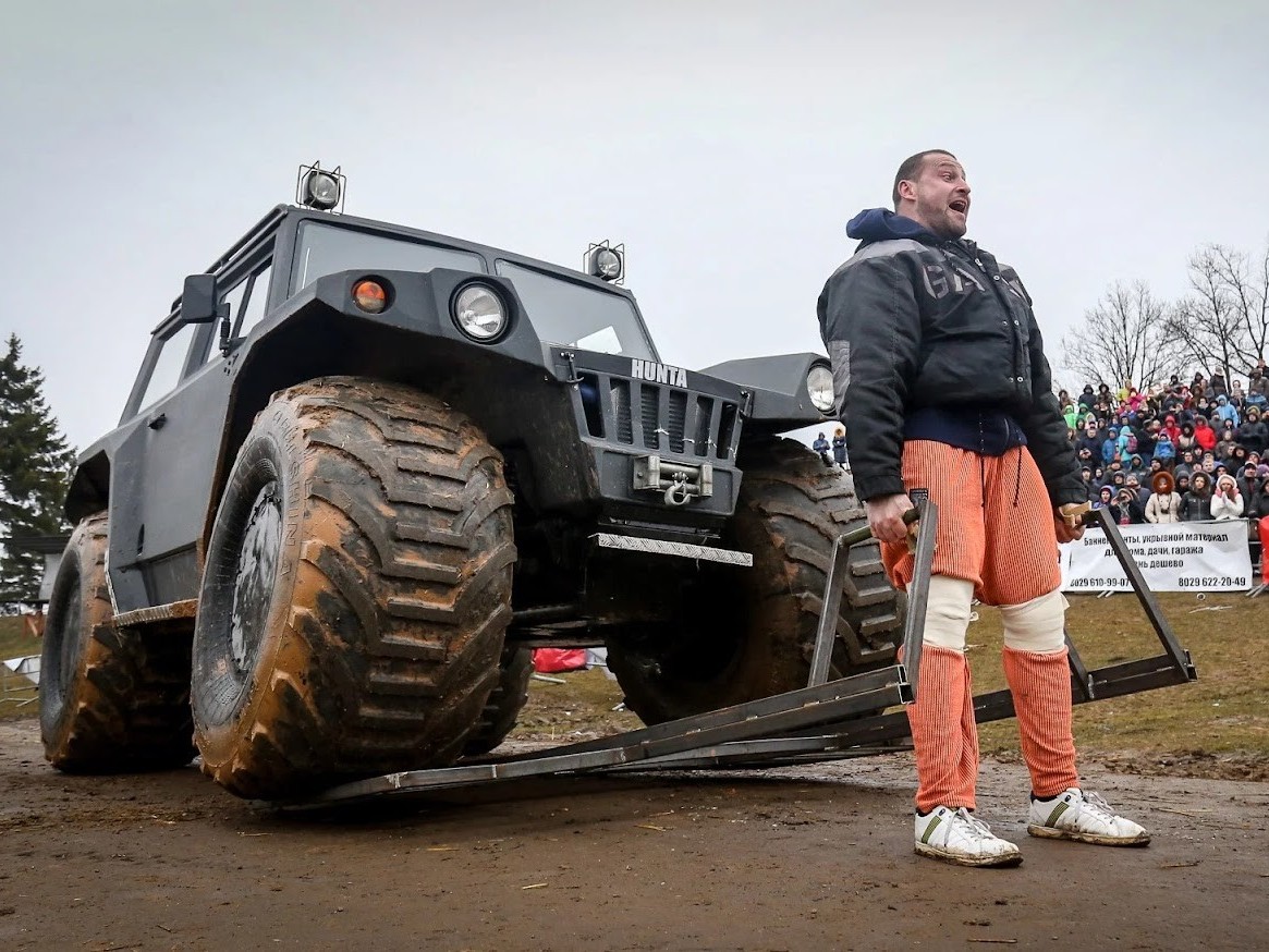 6-Кирилл Шимко и внедорожник.jpg