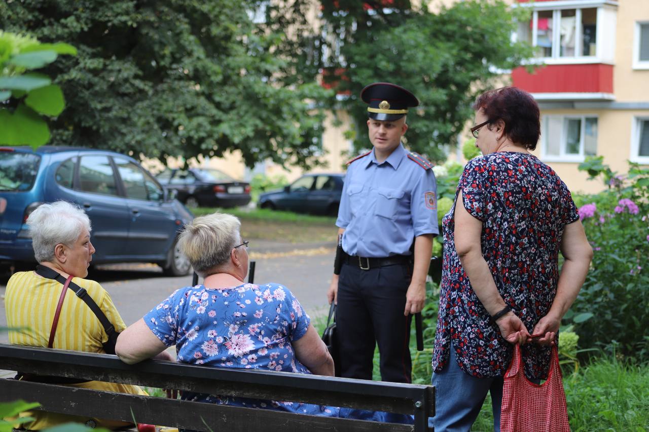 милиция и пенсионеры во дворе