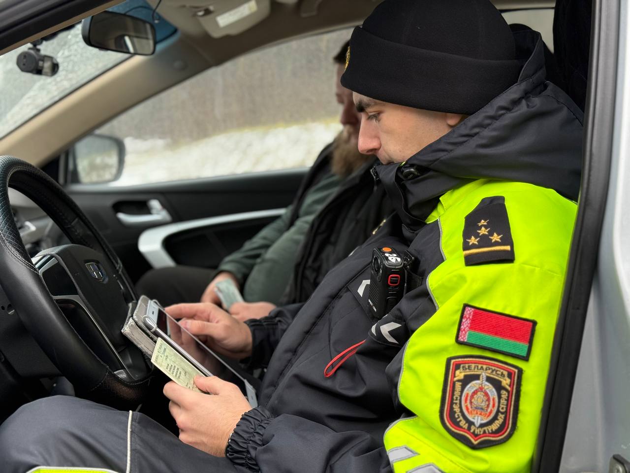 сотрудник ГАИ сидит в машине