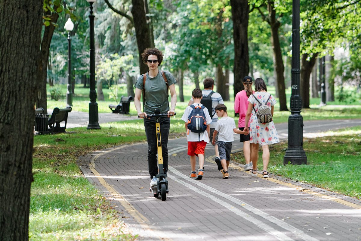 мужчина на электросамокате
