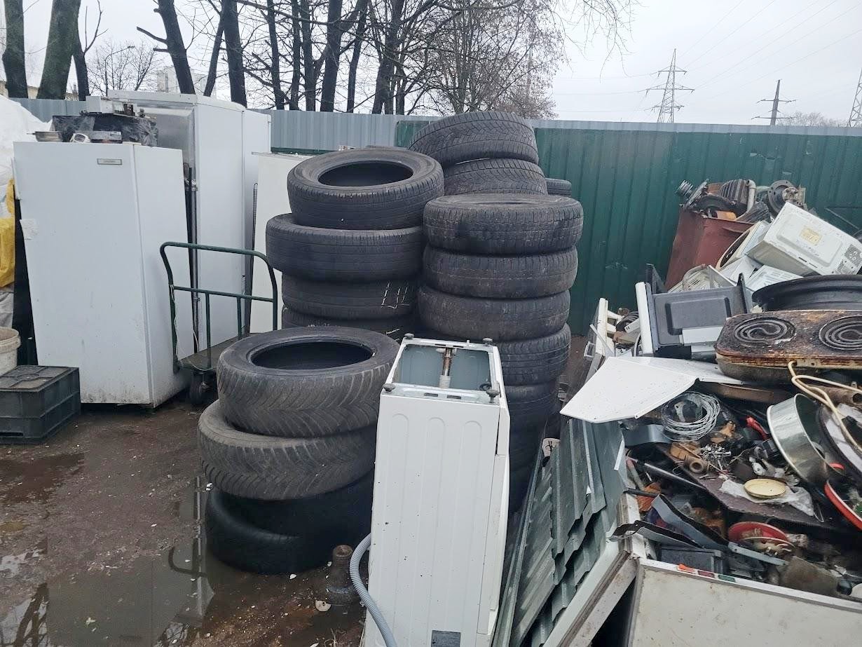 10-Автомобильные шины в пункте приема вторсырья.jpg 10-Автомобильные шины в пункте приема вторсырья.jpg