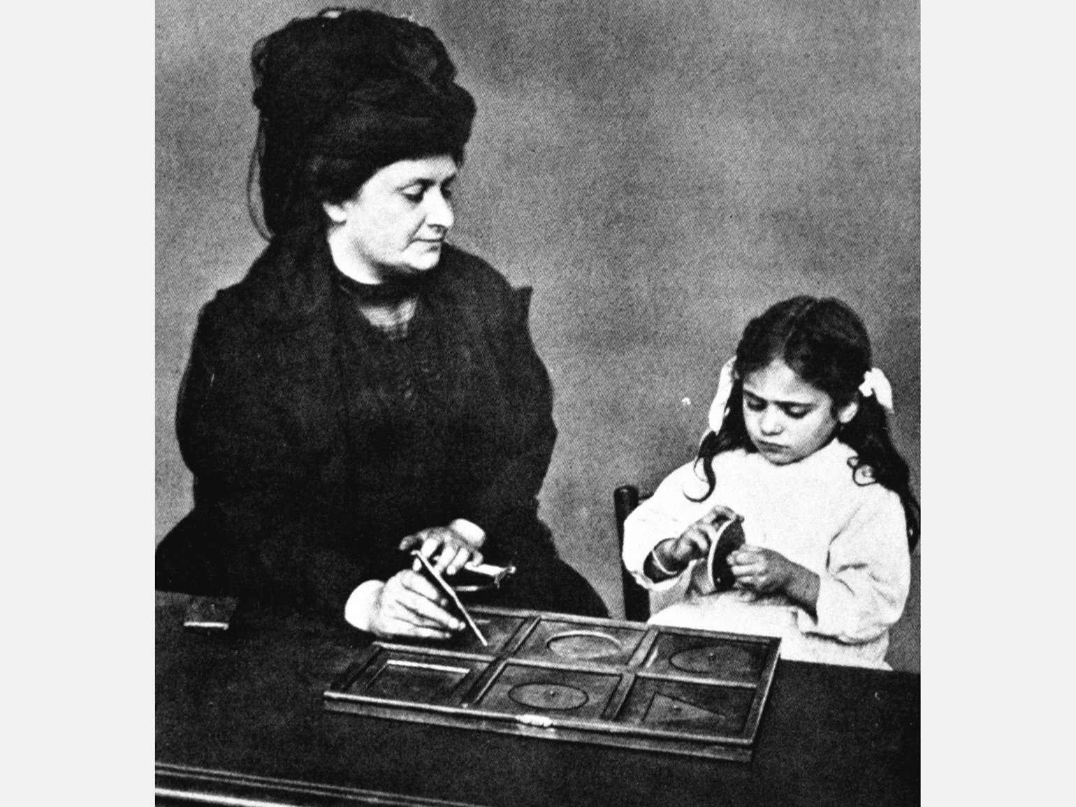 Мария Монтессори с девочкой
