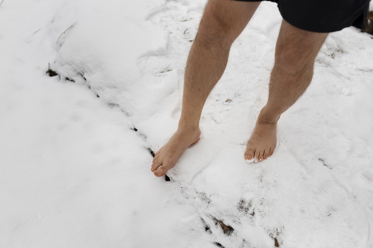голые ноги на снегу.jpg