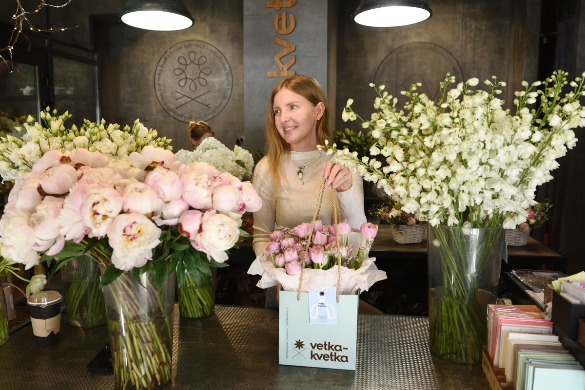 “Самый дорогой букет стоит 660 рублей”: Нашли место в Минске, где можно купить белую сирень и нежные пионы 