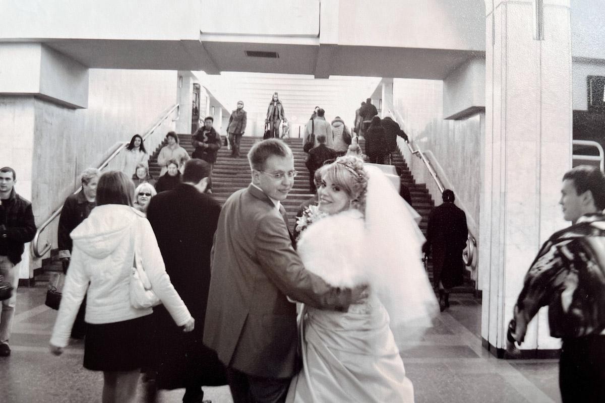 1-В день свадьбы Андрей и Анастасия поехали во Дворец бракосочетания на метро.jpg