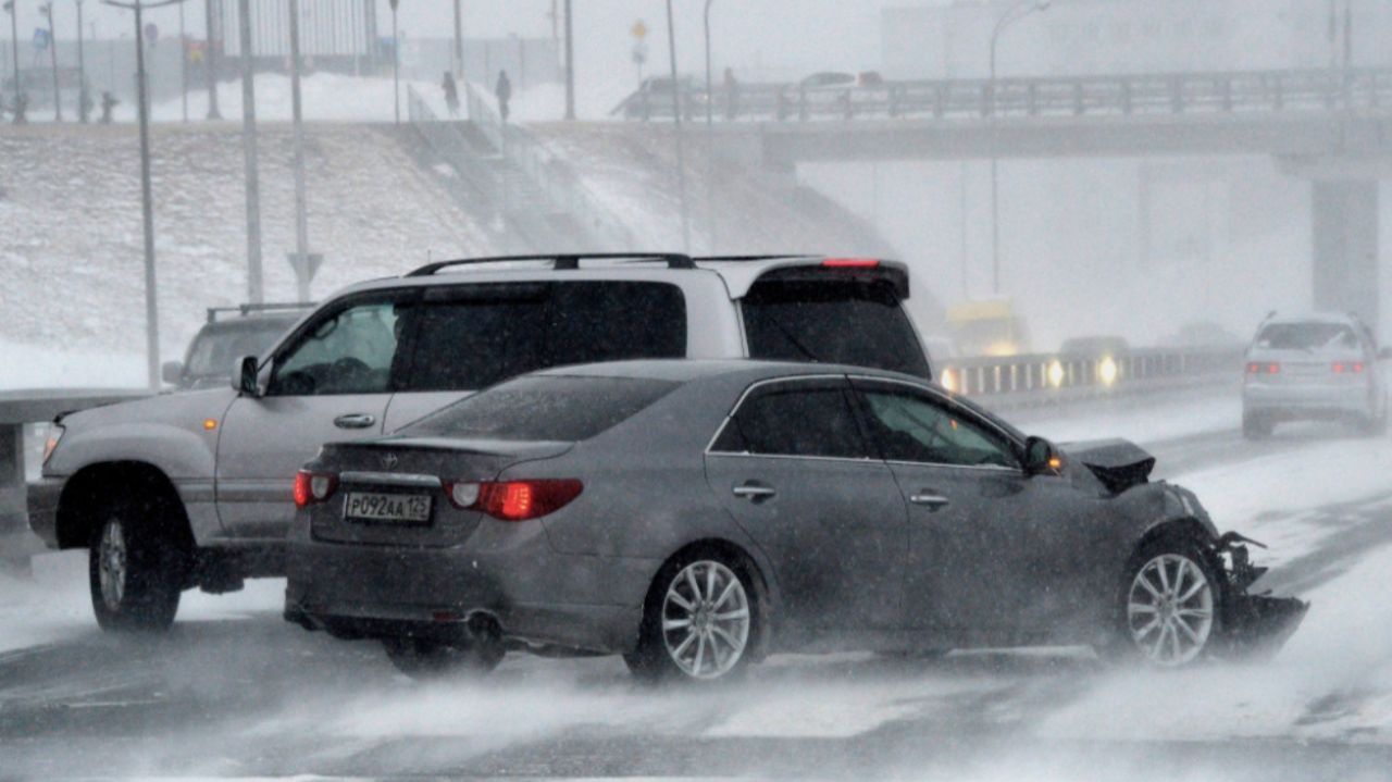 машины на скользкой дороге