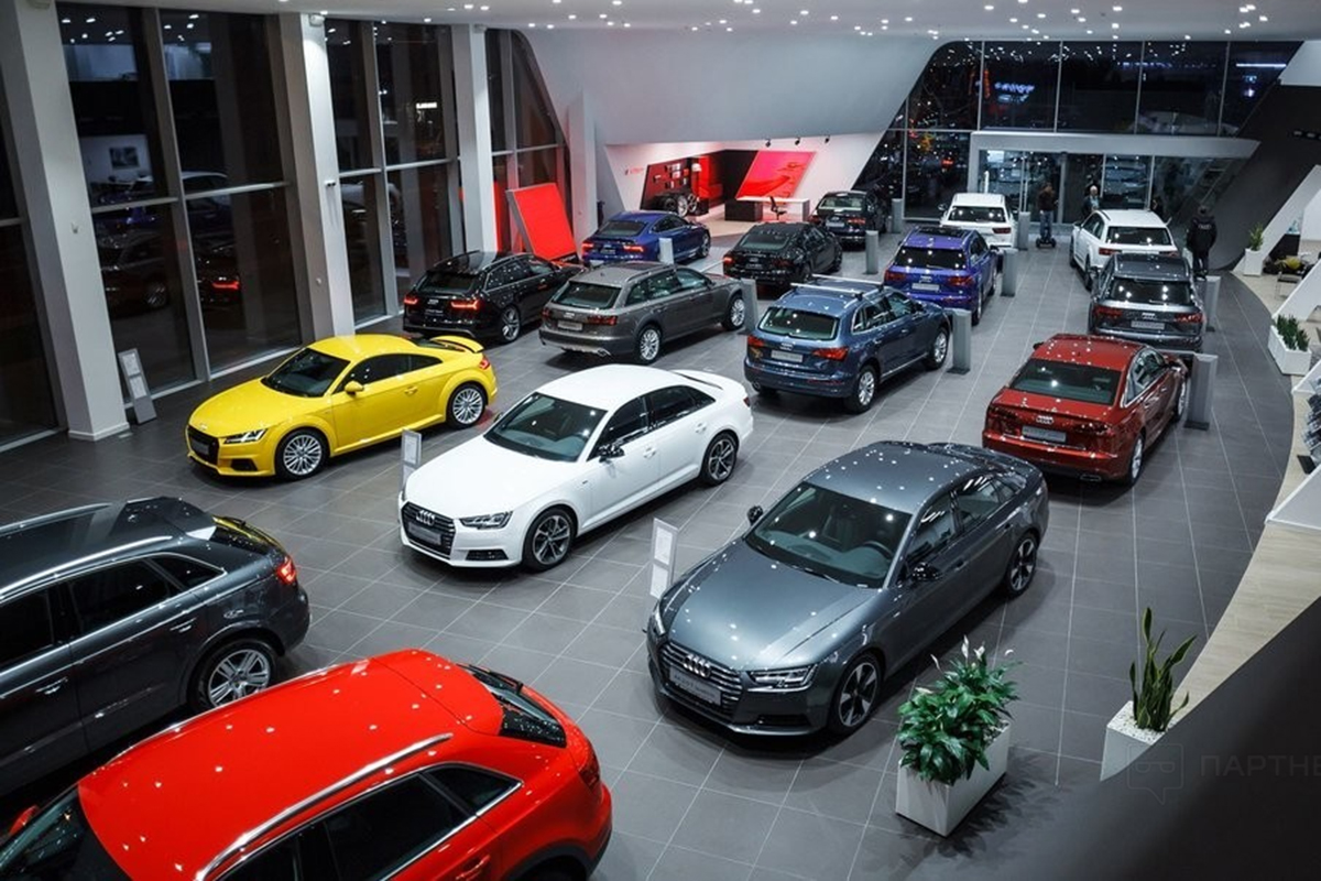 Автомобили в автосалоне.jpg