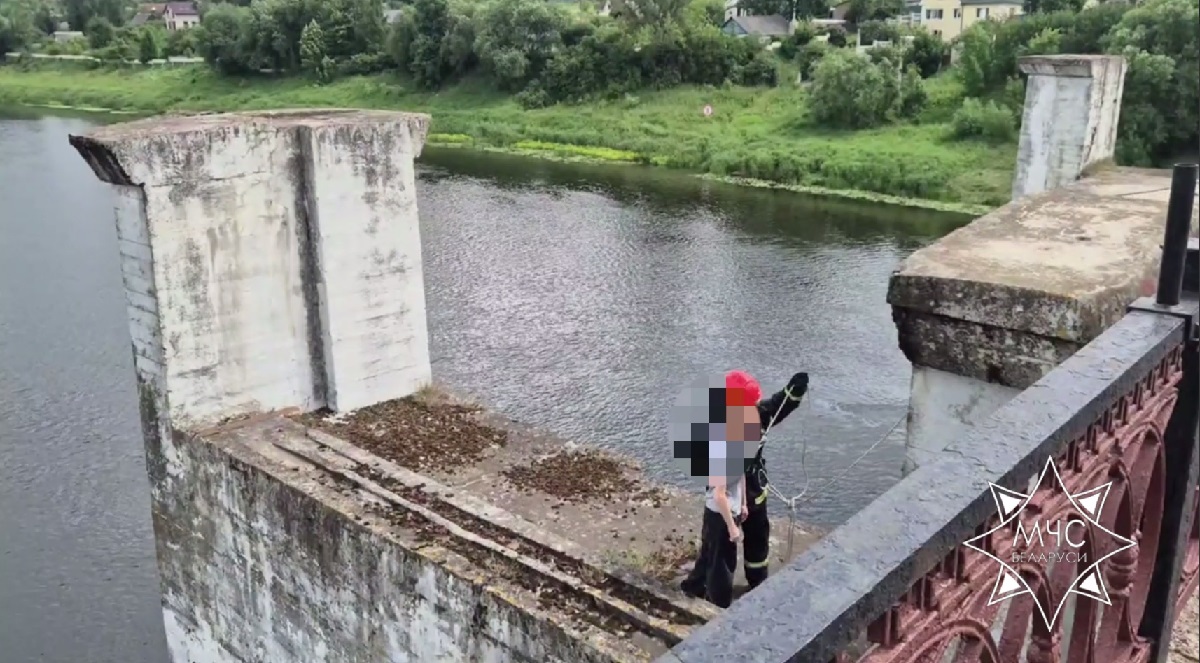 подросток на мосту подросток на мосту.jpg