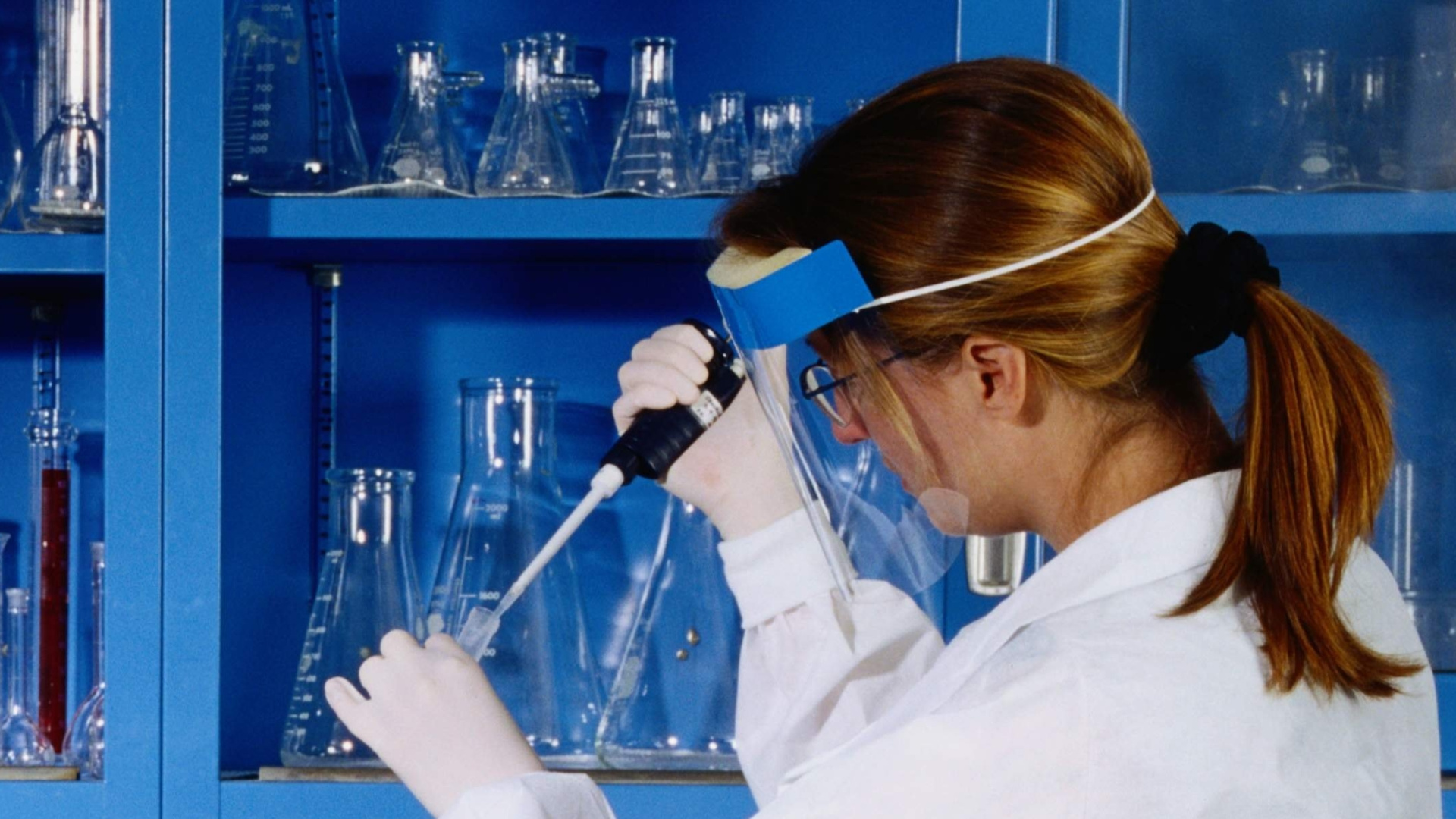 лаборант работает