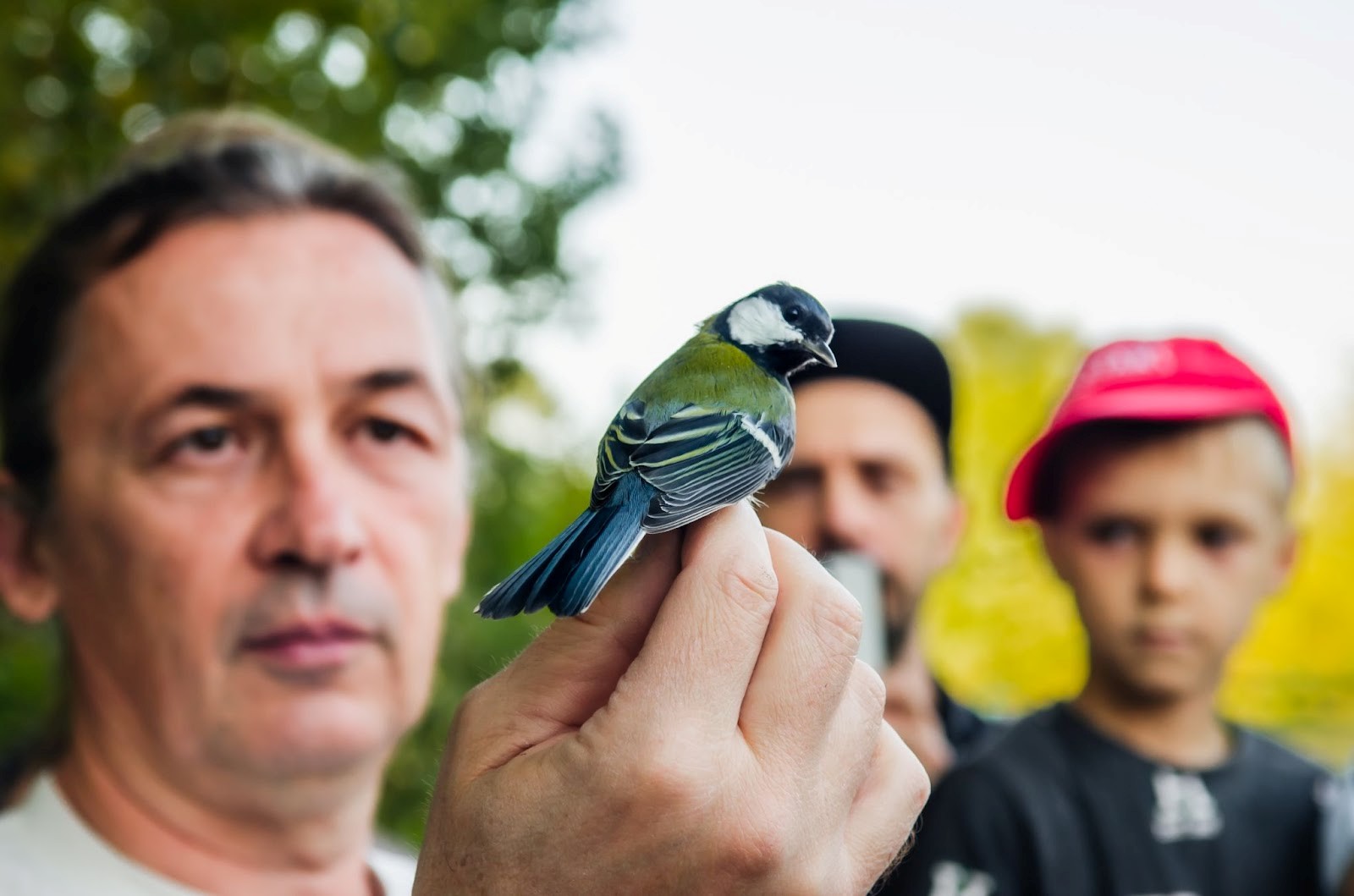 25-Павел Пинчук с большой синицей.jpg