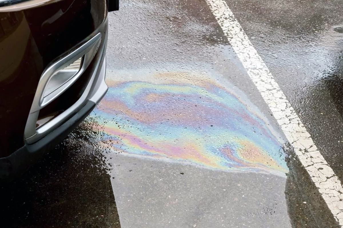 2-Радужные бензиновые пятна на асфальте.png
