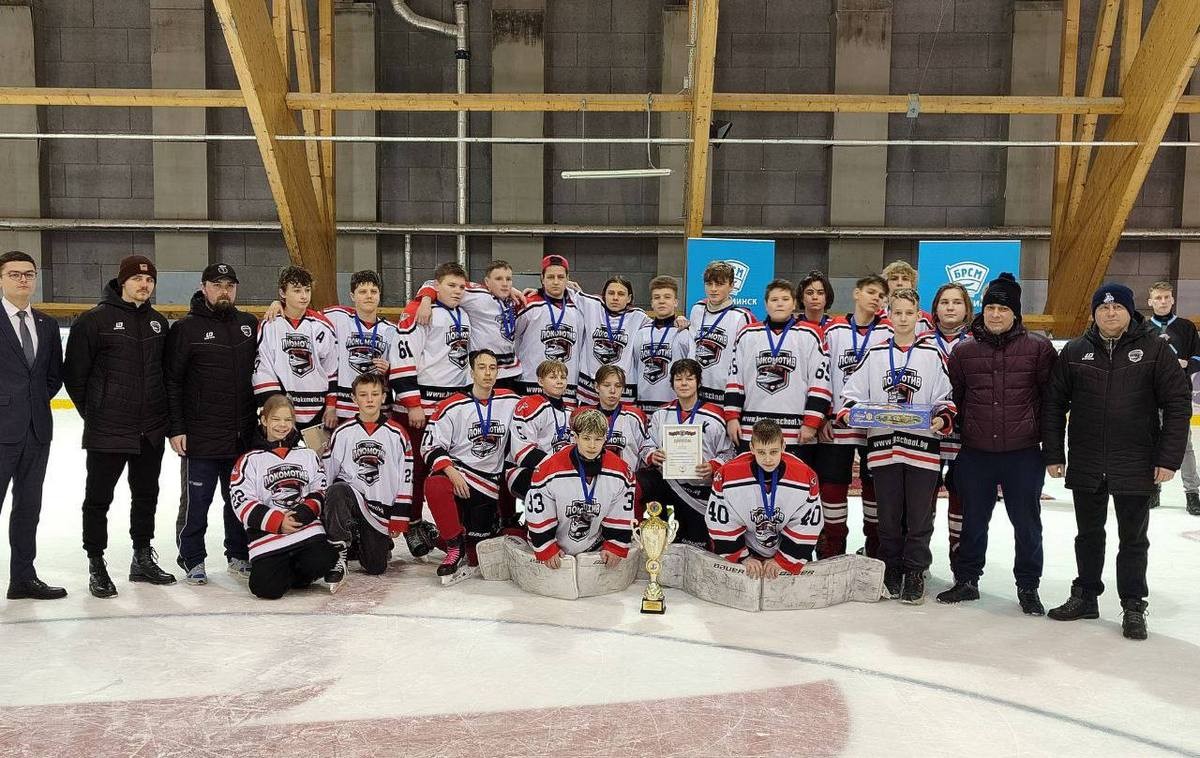 6-Олег Васильченко с трофеем в минском Локомотиве.jpg