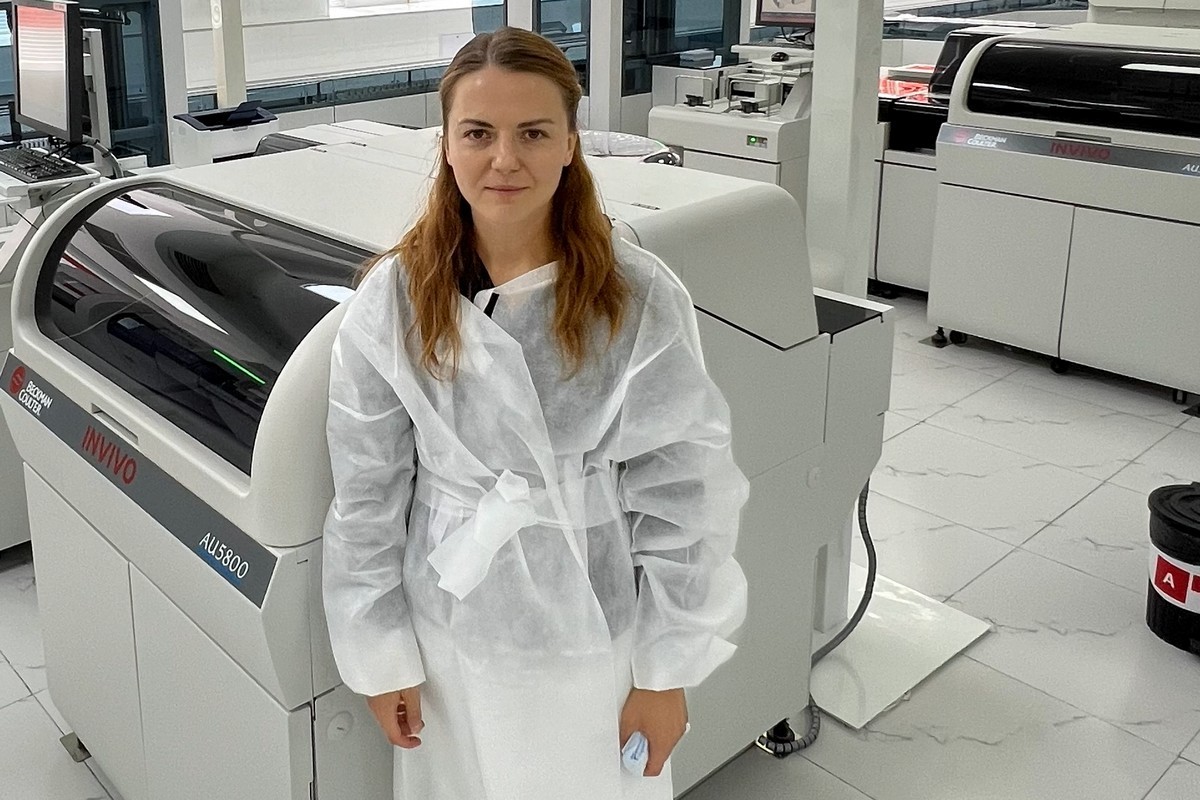 2-Полина Куликова в лаборатории.jpg