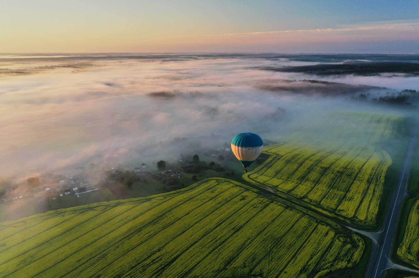 Полет на воздушном шаре рассвет.png
