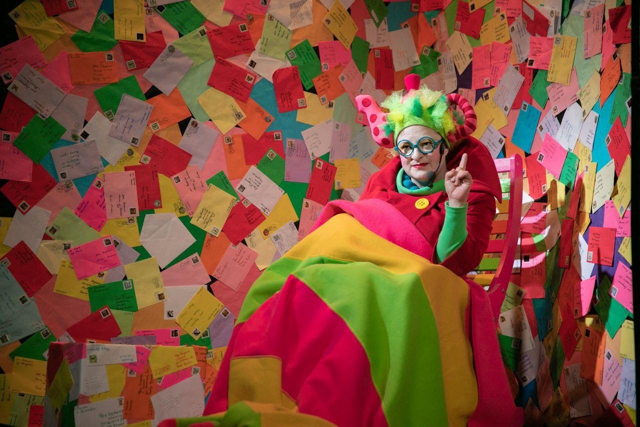 Игрушечный город, экран и фея Бефана. Евгений Корняг поставил детский кукольный спектакль