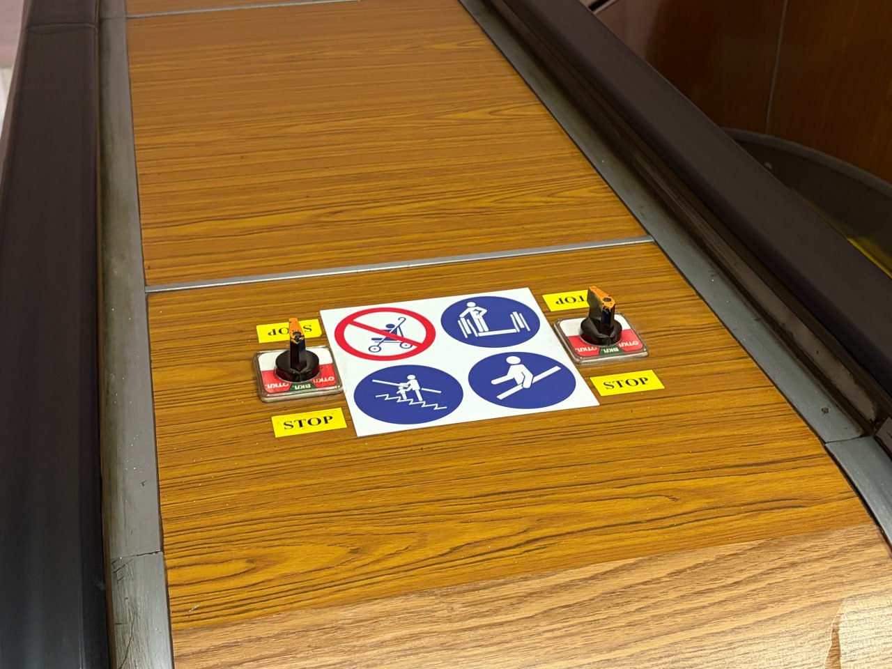 выключатели Stop на эскалаторах