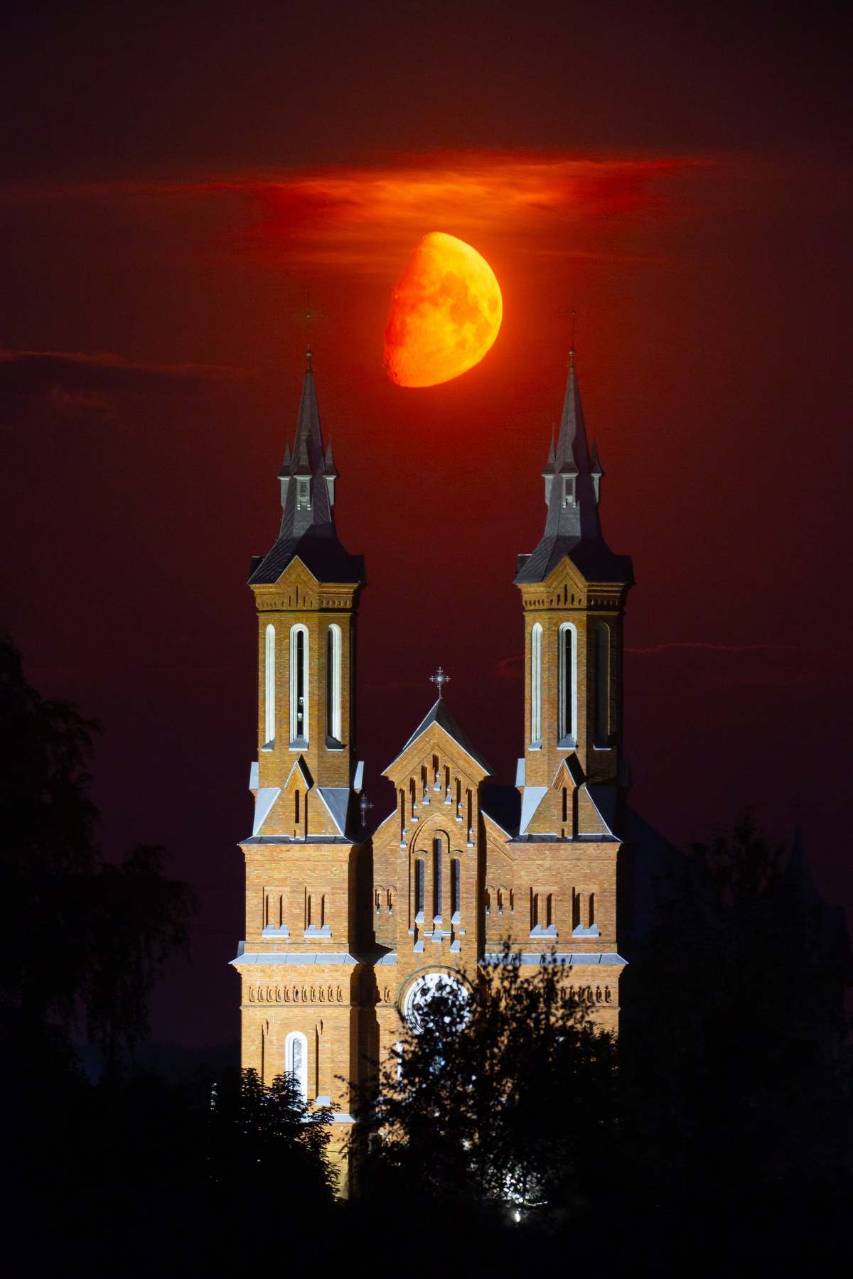 20-Луна над костелом в деревне Нача Вороновского района.jpg