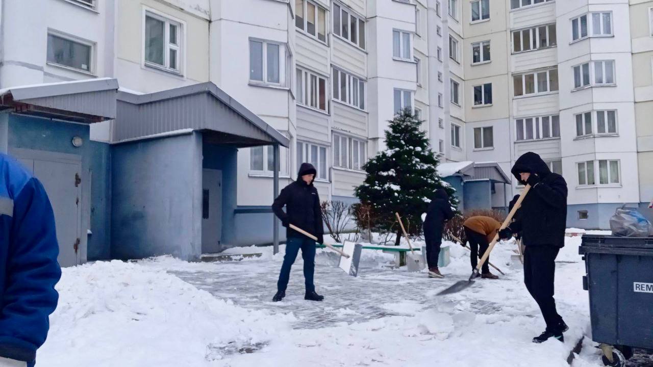 минчане убирают снег.jpg