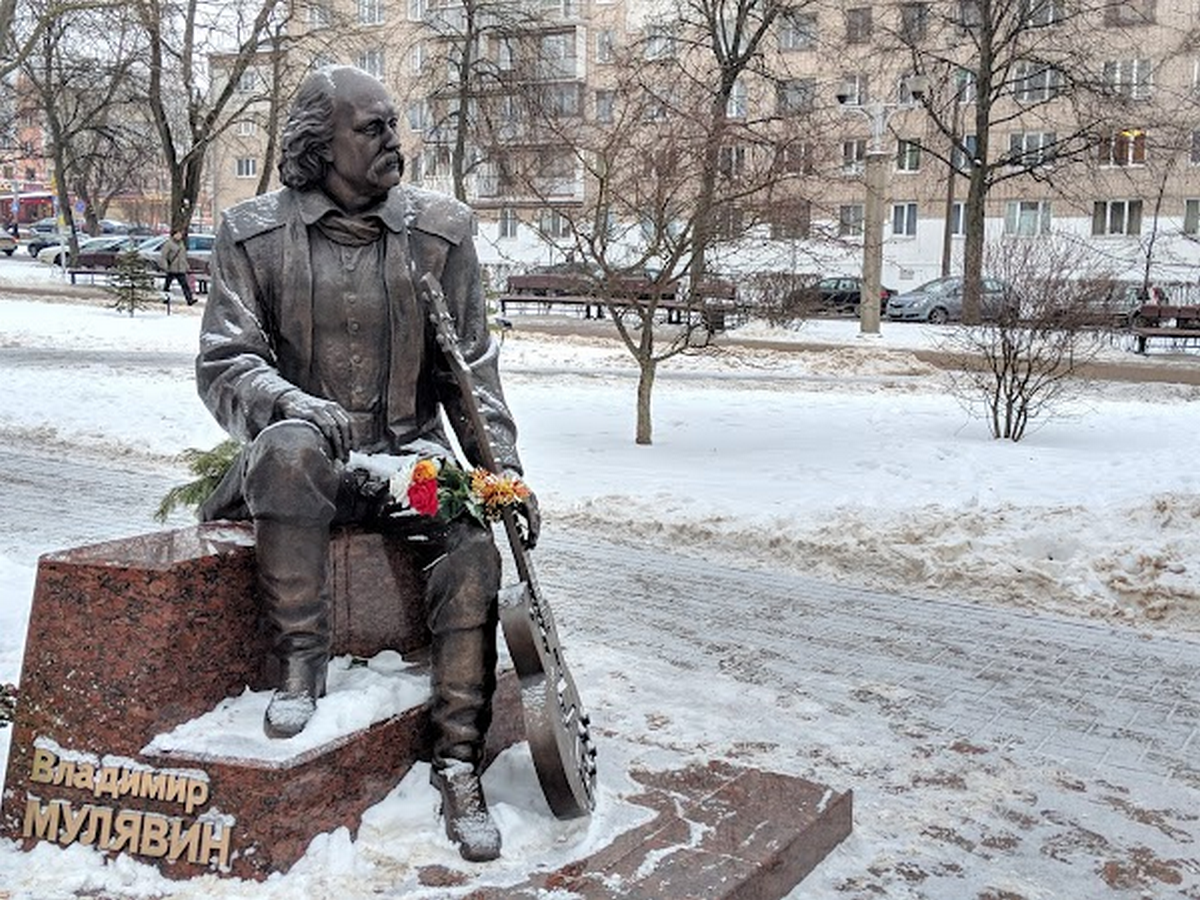 16-Памятник в Минске на бульваре Мулявина.png